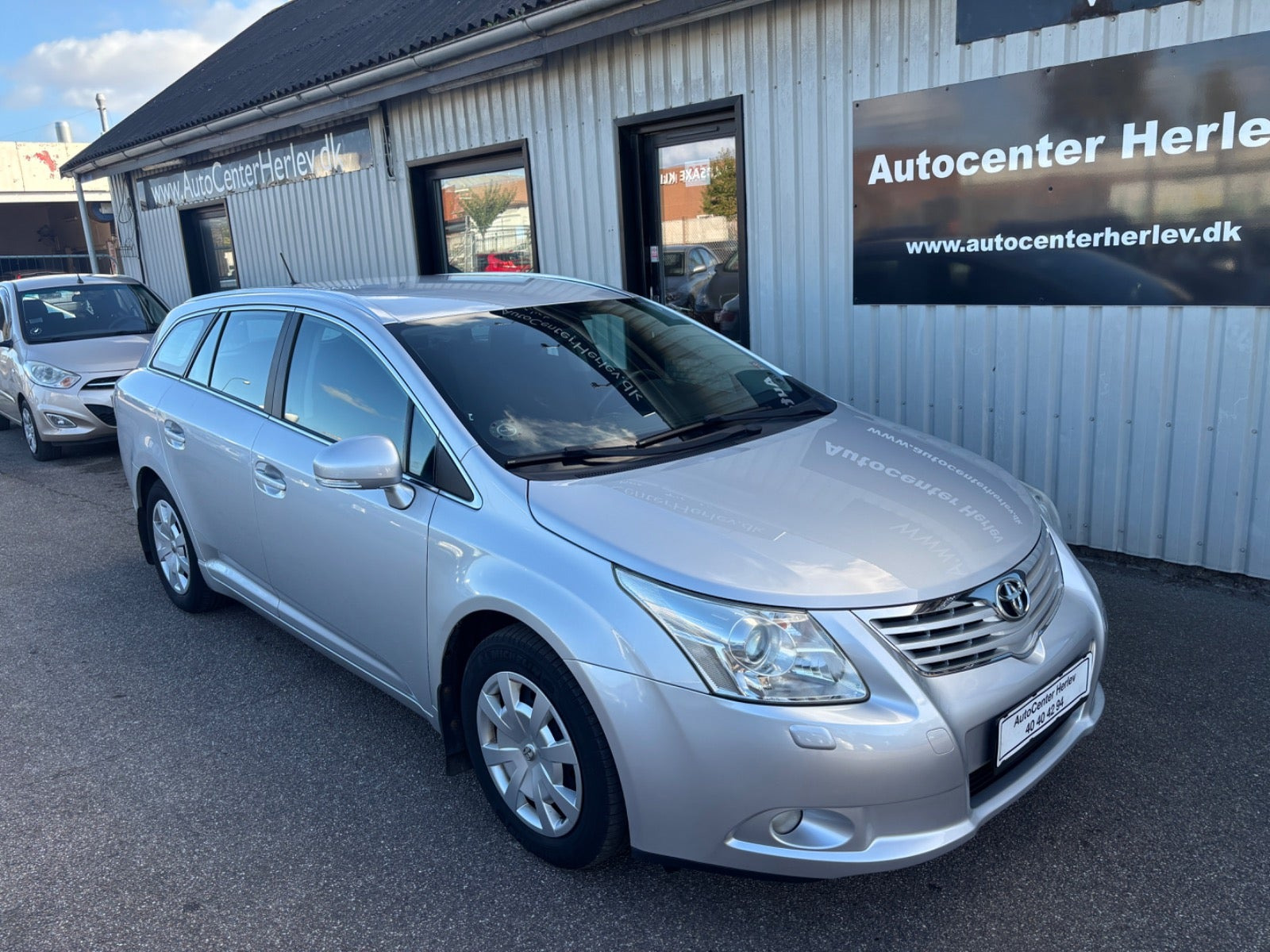 Sølv Toyota Avensis fra 2009