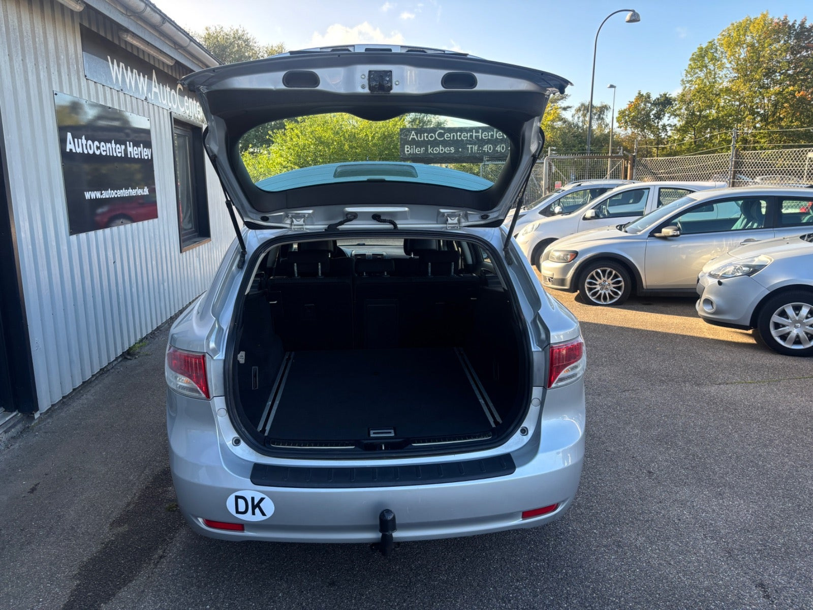 Sølv Toyota Avensis fra 2009