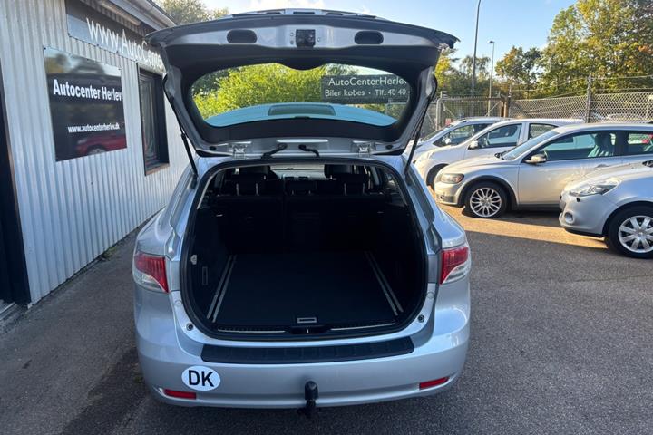 Sølv Toyota Avensis fra 2009