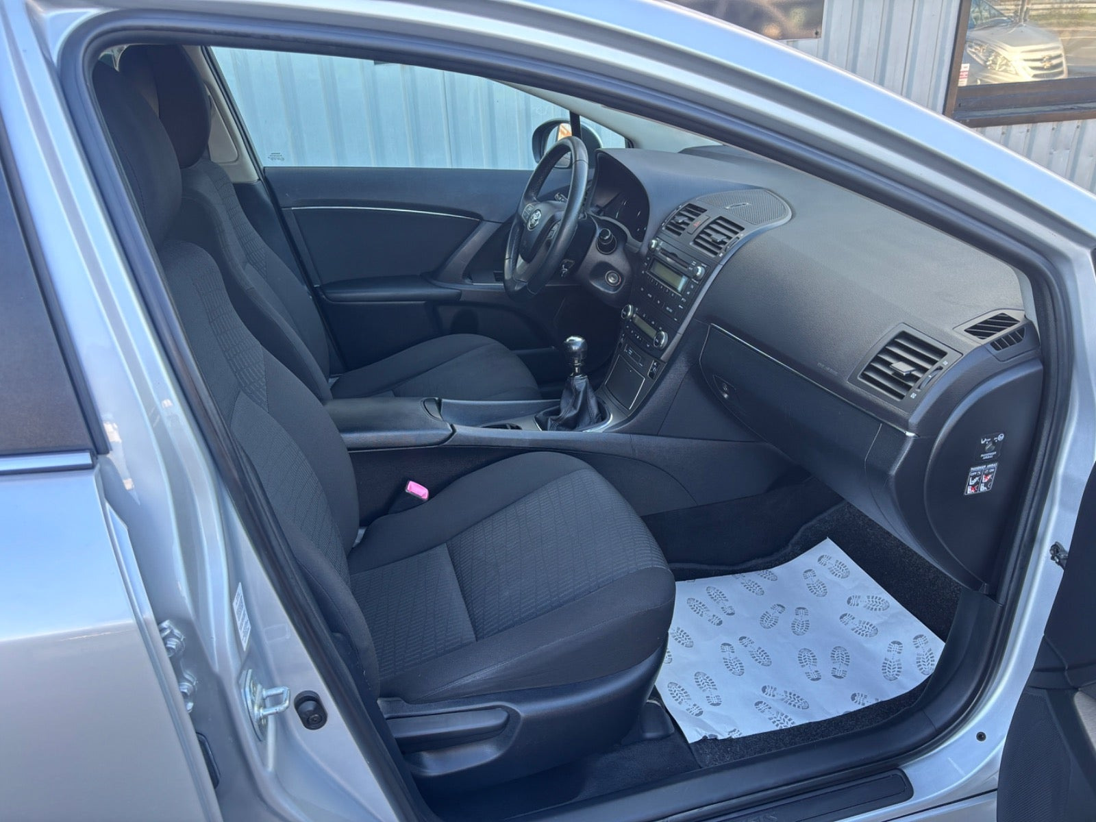 Sølv Toyota Avensis fra 2009