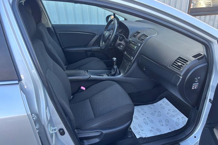 Sølv Toyota Avensis fra 2009