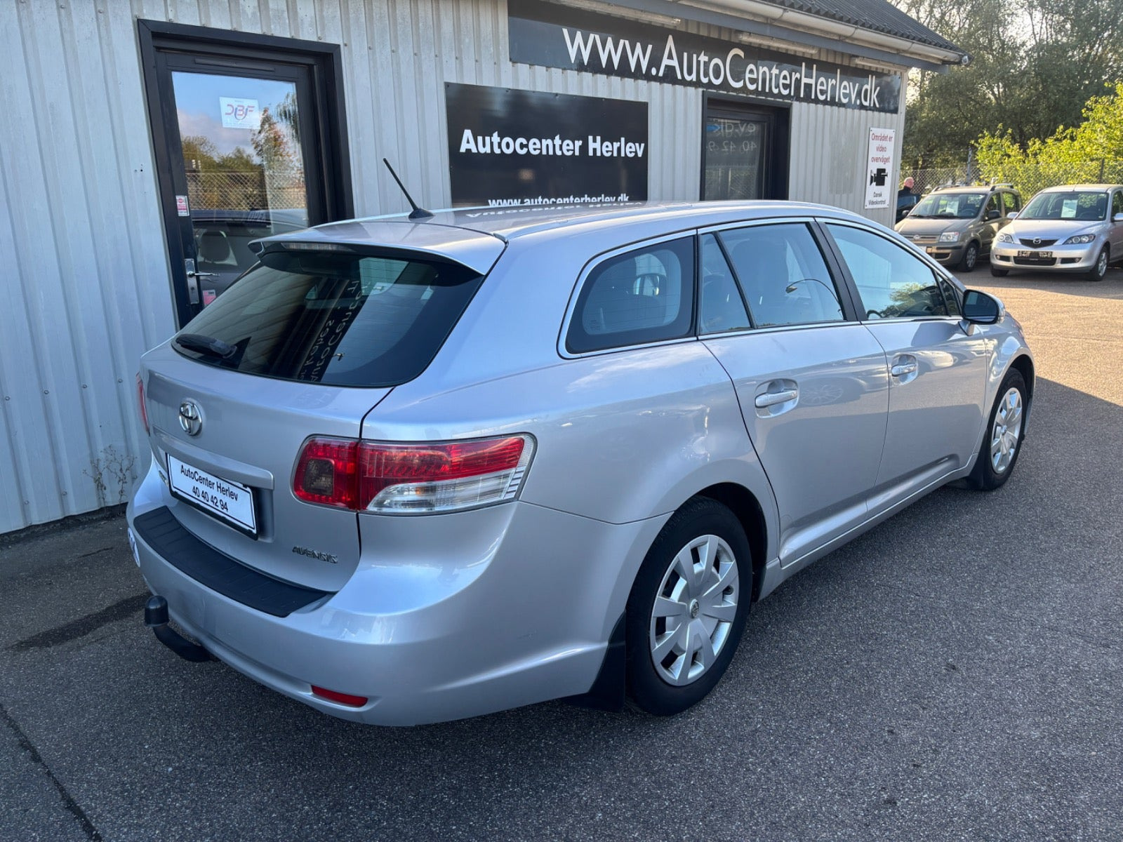 Sølv Toyota Avensis fra 2009