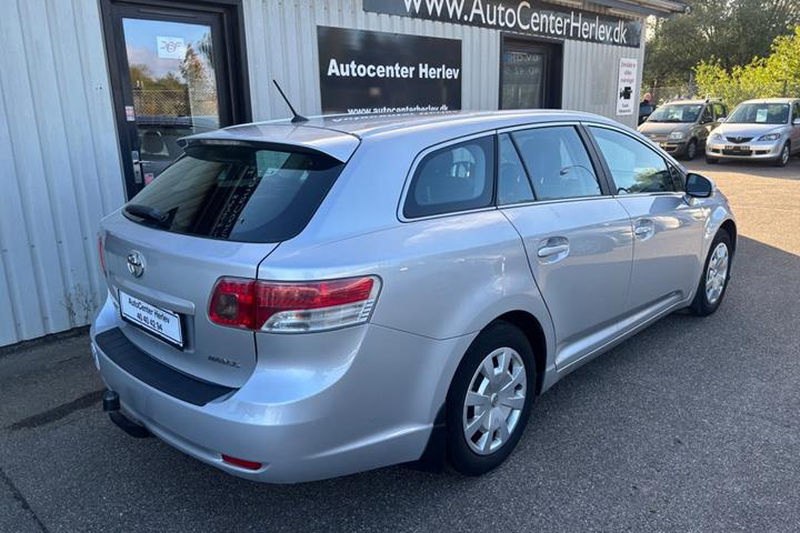 Sølv Toyota Avensis fra 2009