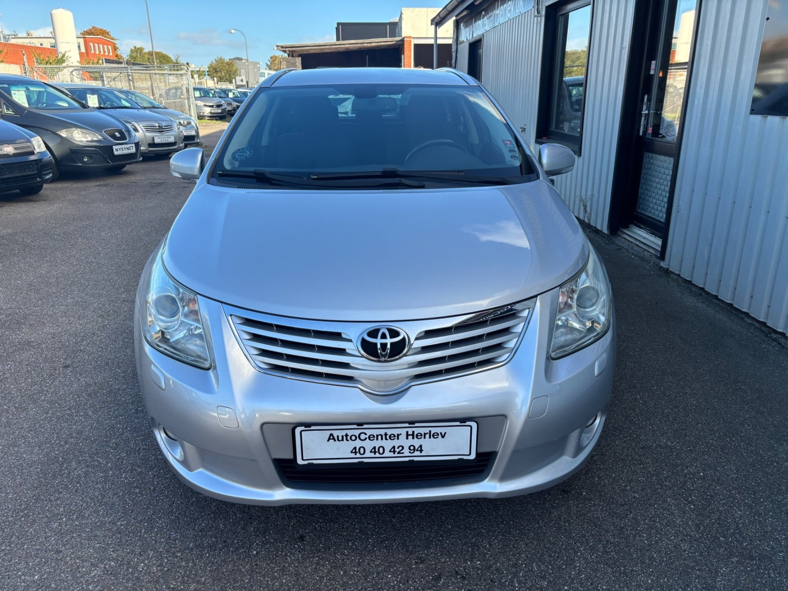 Sølv Toyota Avensis fra 2009
