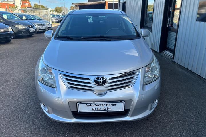 Sølv Toyota Avensis fra 2009
