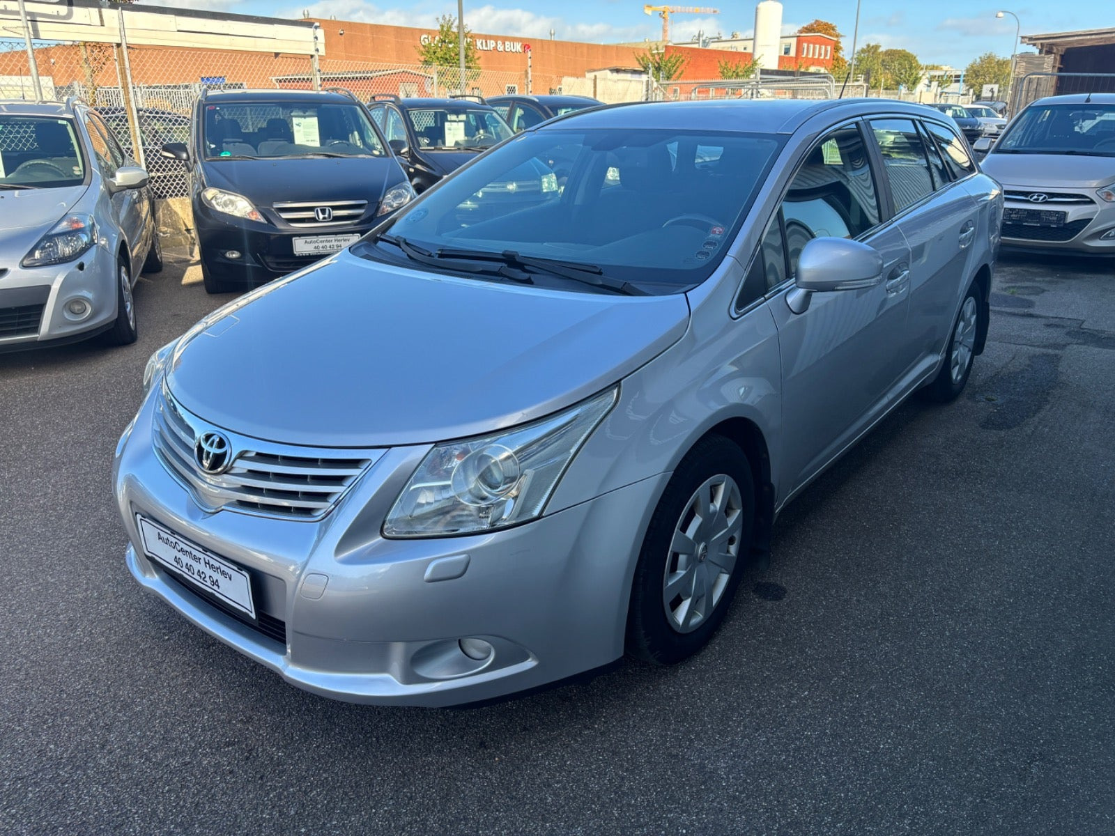 Sølv Toyota Avensis fra 2009