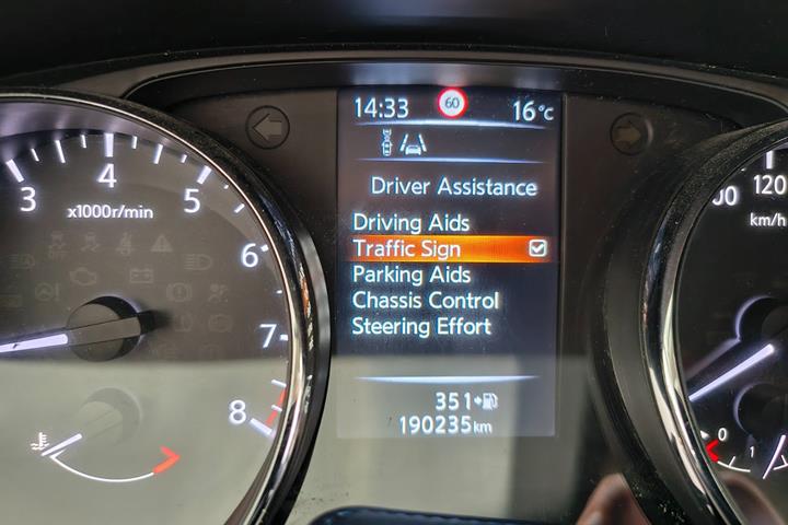 Grå Nissan Qashqai fra 2016