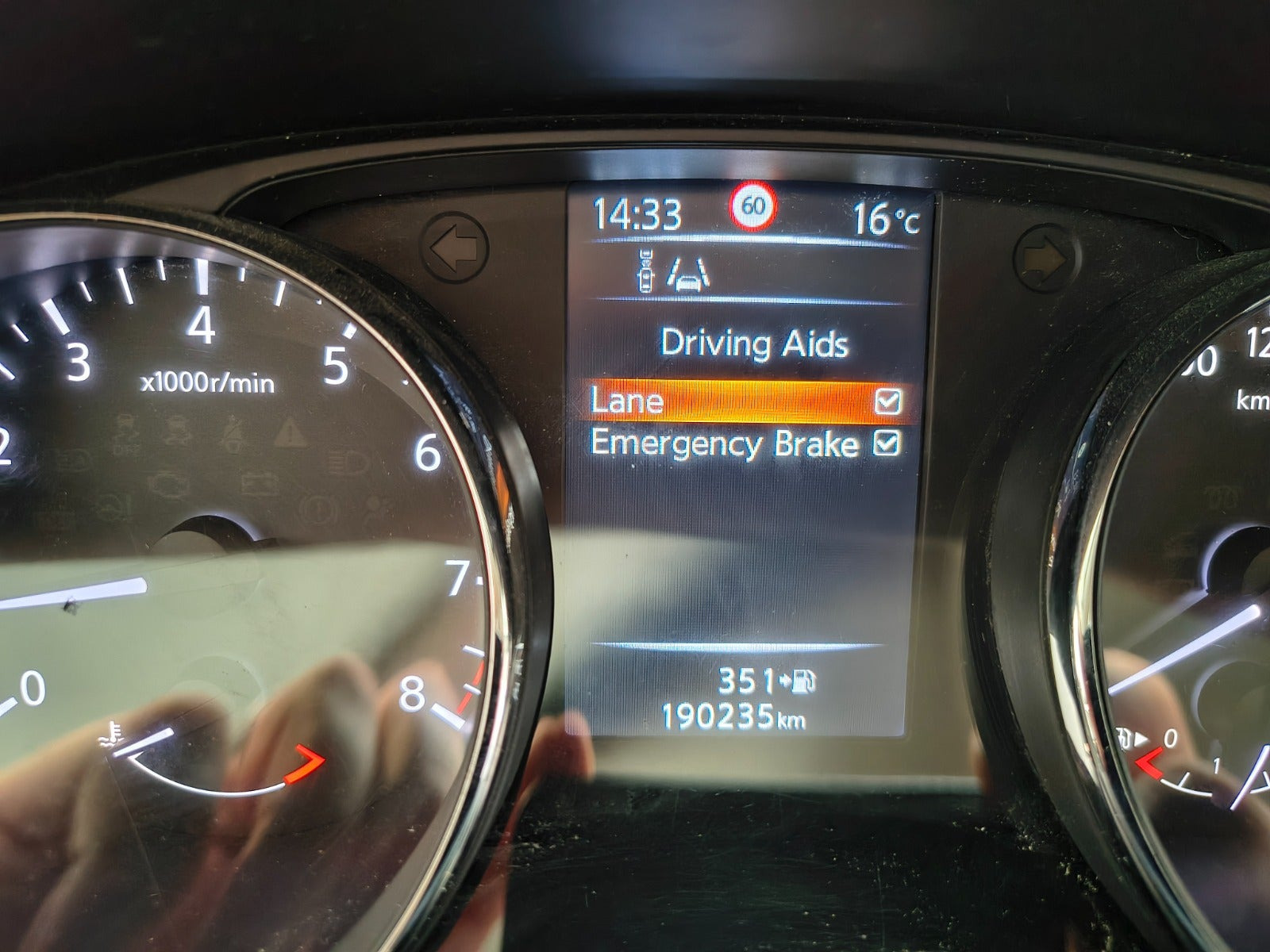 Grå Nissan Qashqai fra 2016