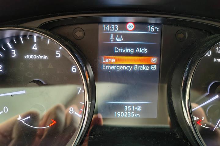 Grå Nissan Qashqai fra 2016