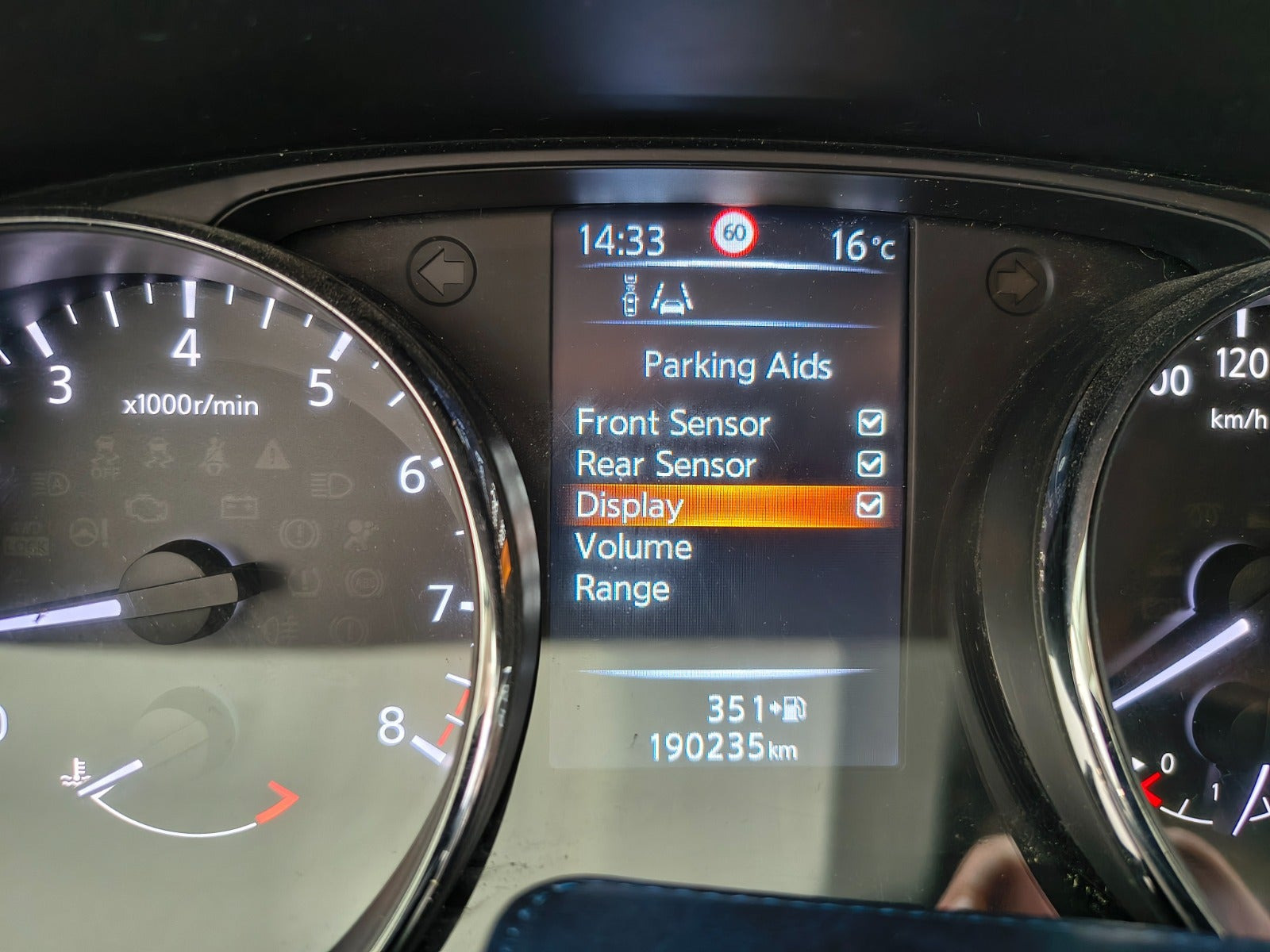 Grå Nissan Qashqai fra 2016