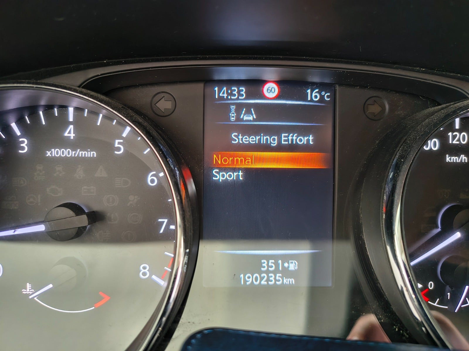 Grå Nissan Qashqai fra 2016