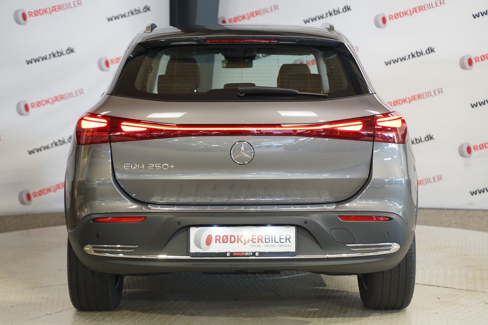Grå Mercedes EQB250+ fra 2025