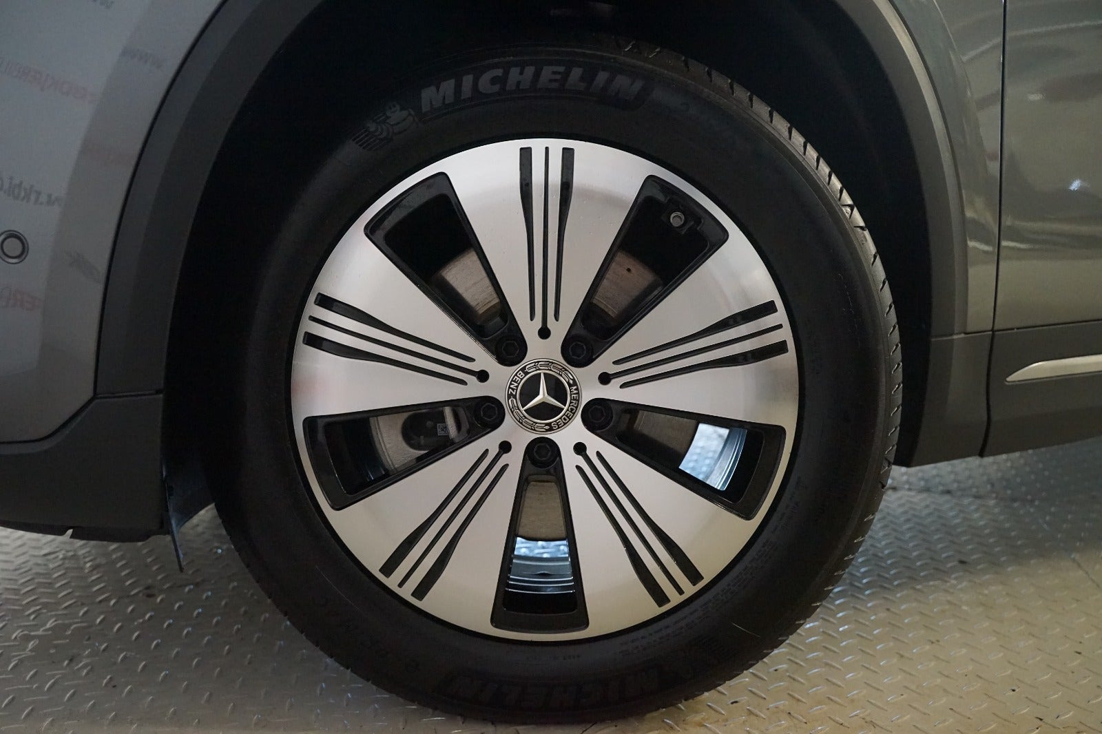 Grå Mercedes EQB250+ fra 2025
