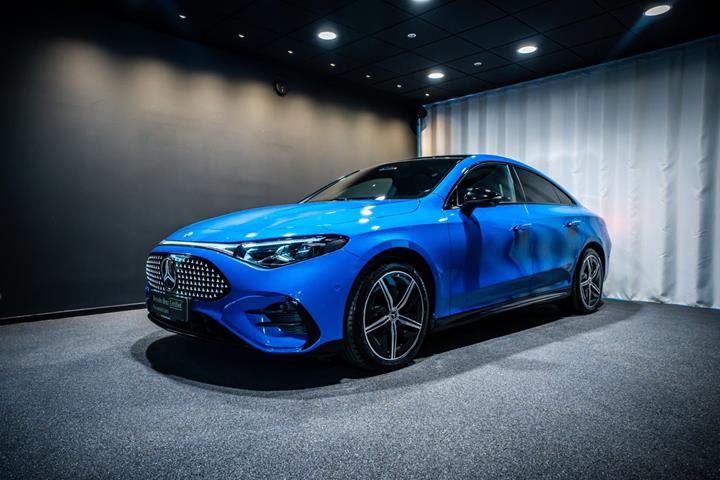 Blå Mercedes CLA250+ fra 2025