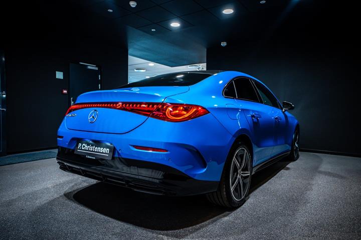 Blå Mercedes CLA250+ fra 2025