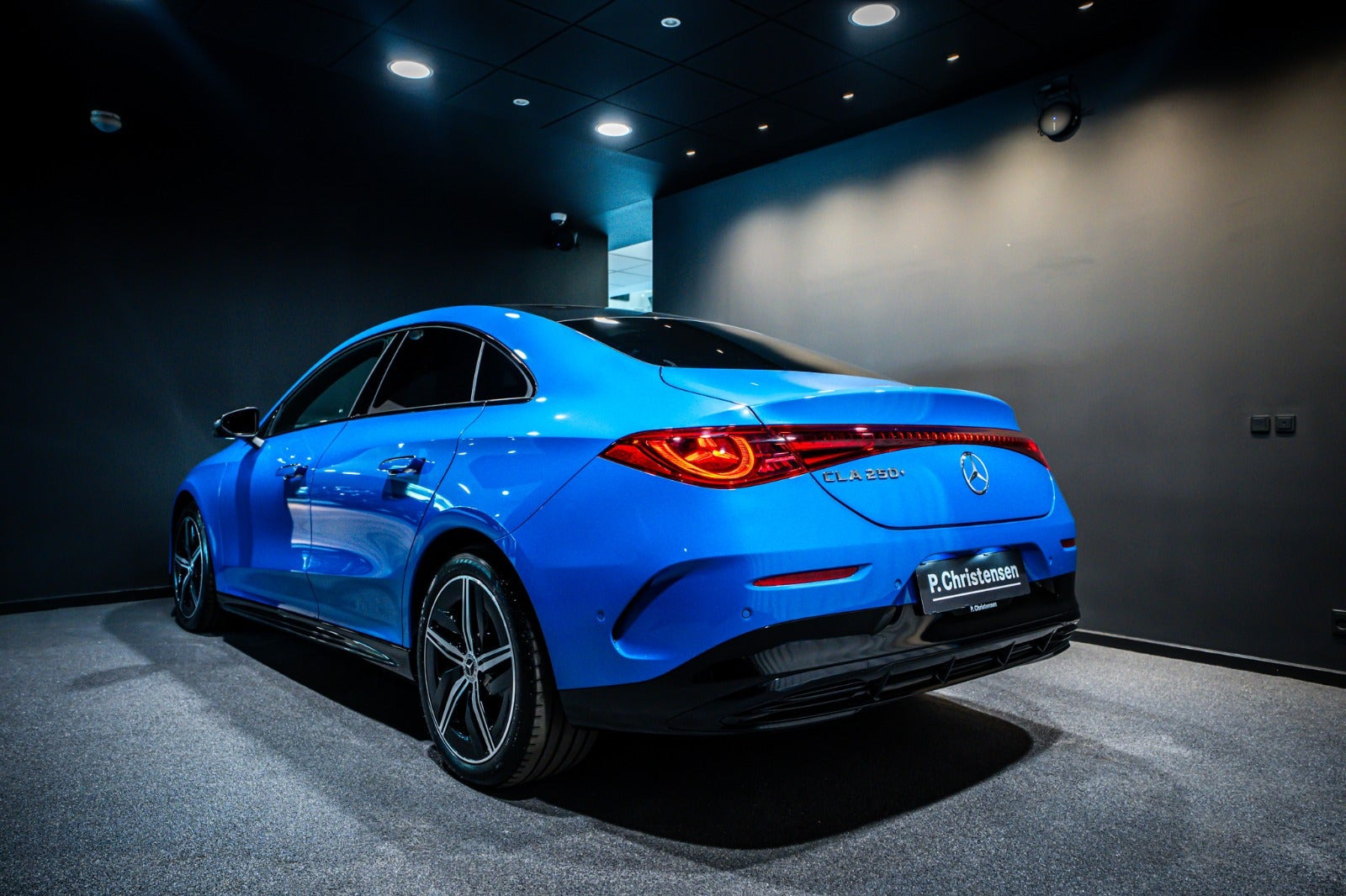 Blå Mercedes CLA250+ fra 2025
