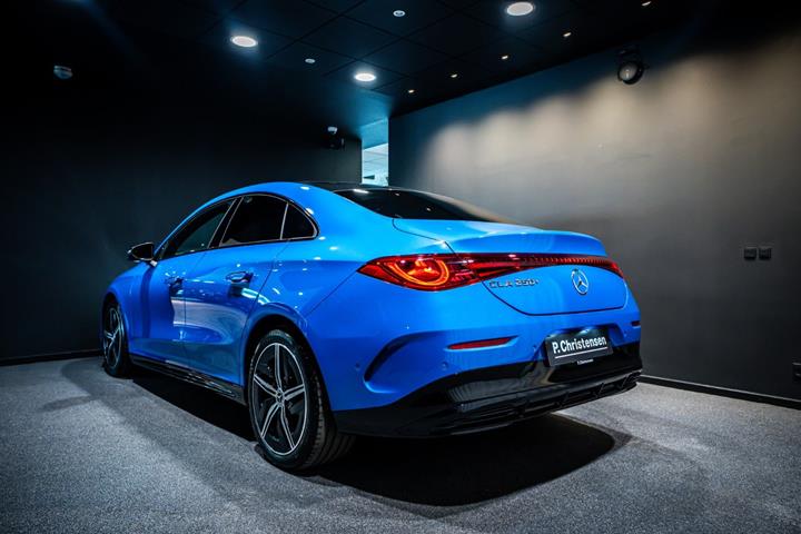 Blå Mercedes CLA250+ fra 2025