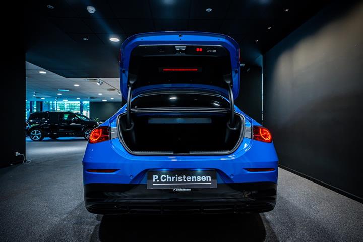 Blå Mercedes CLA250+ fra 2025