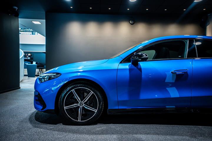 Blå Mercedes CLA250+ fra 2025