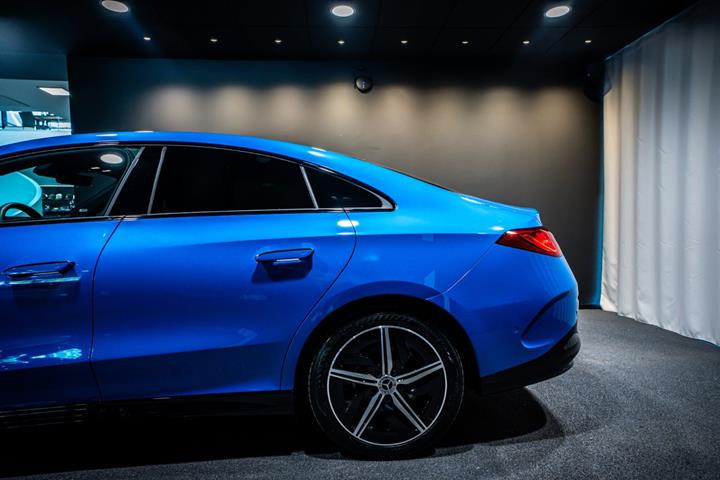 Blå Mercedes CLA250+ fra 2025