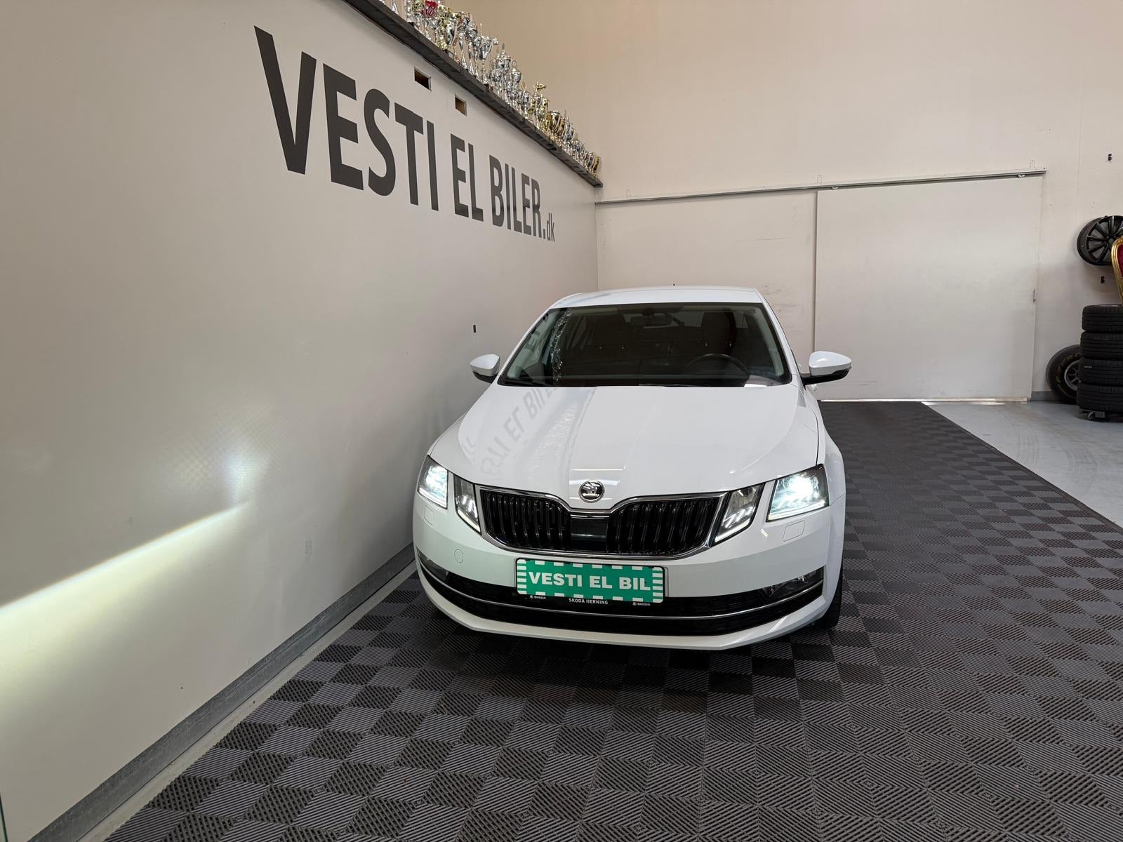 Hvid Skoda Octavia fra 2019