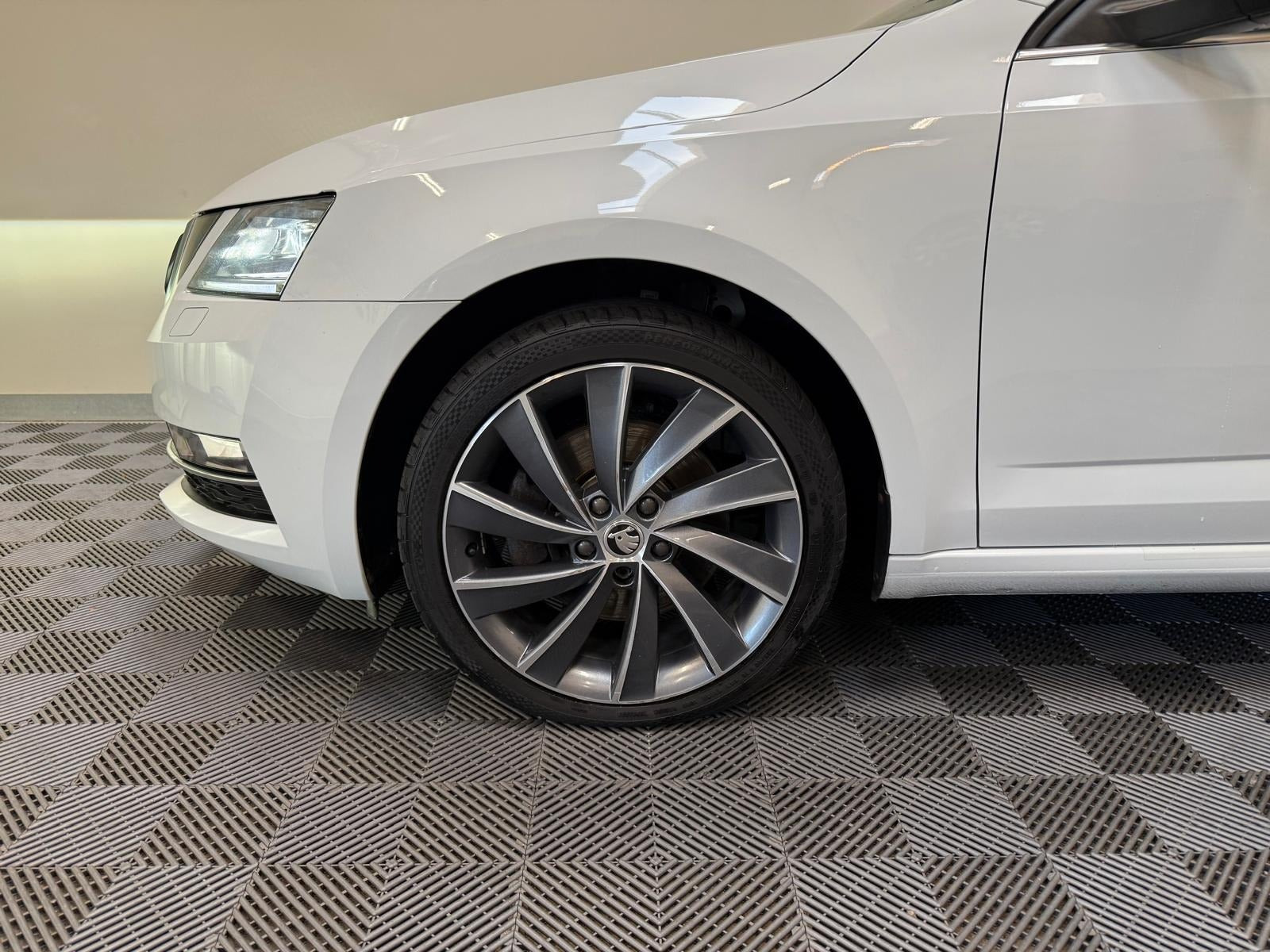 Hvid Skoda Octavia fra 2019