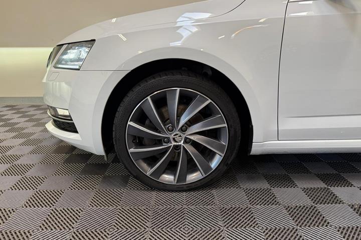 Hvid Skoda Octavia fra 2019