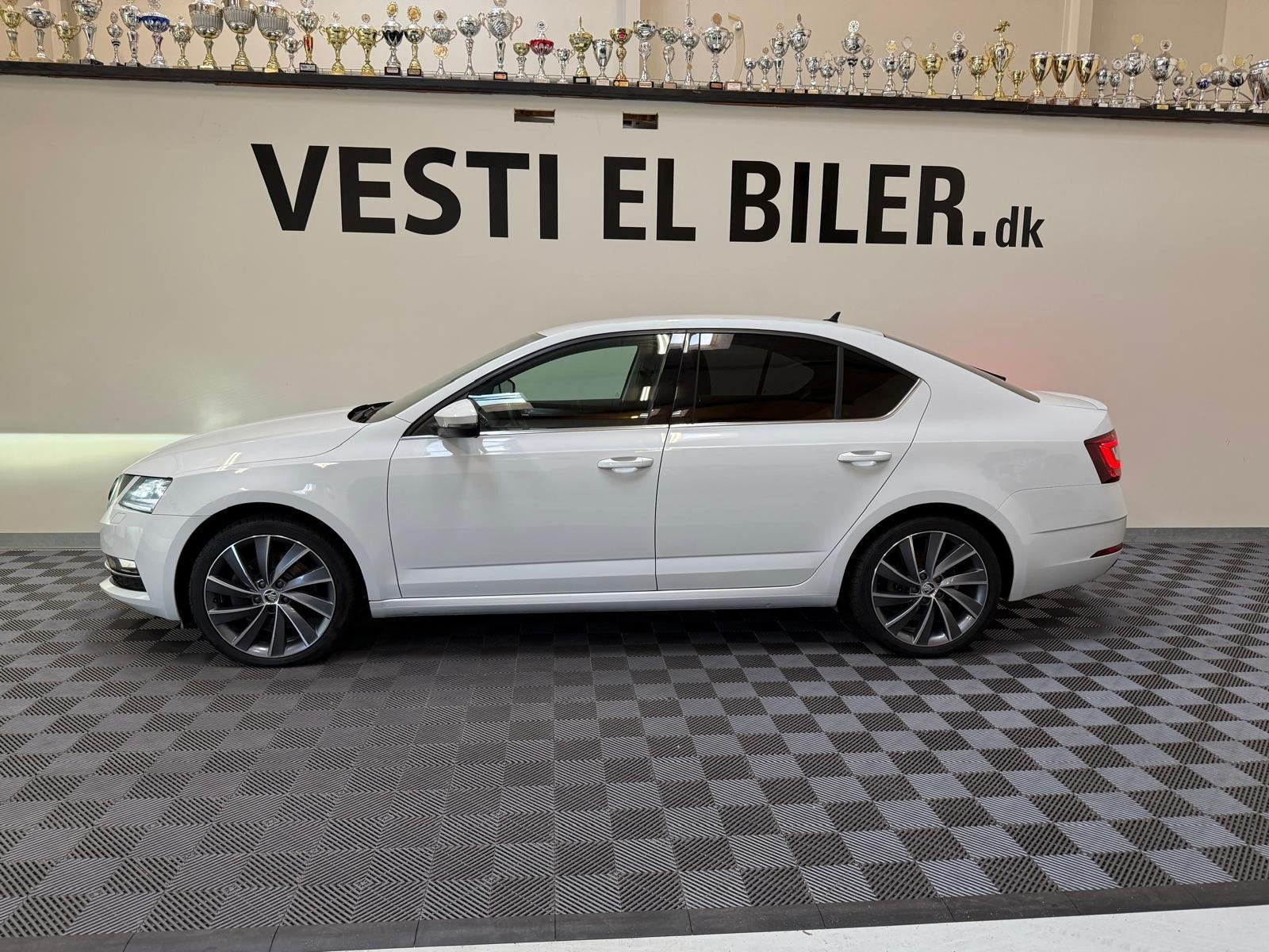 Hvid Skoda Octavia fra 2019