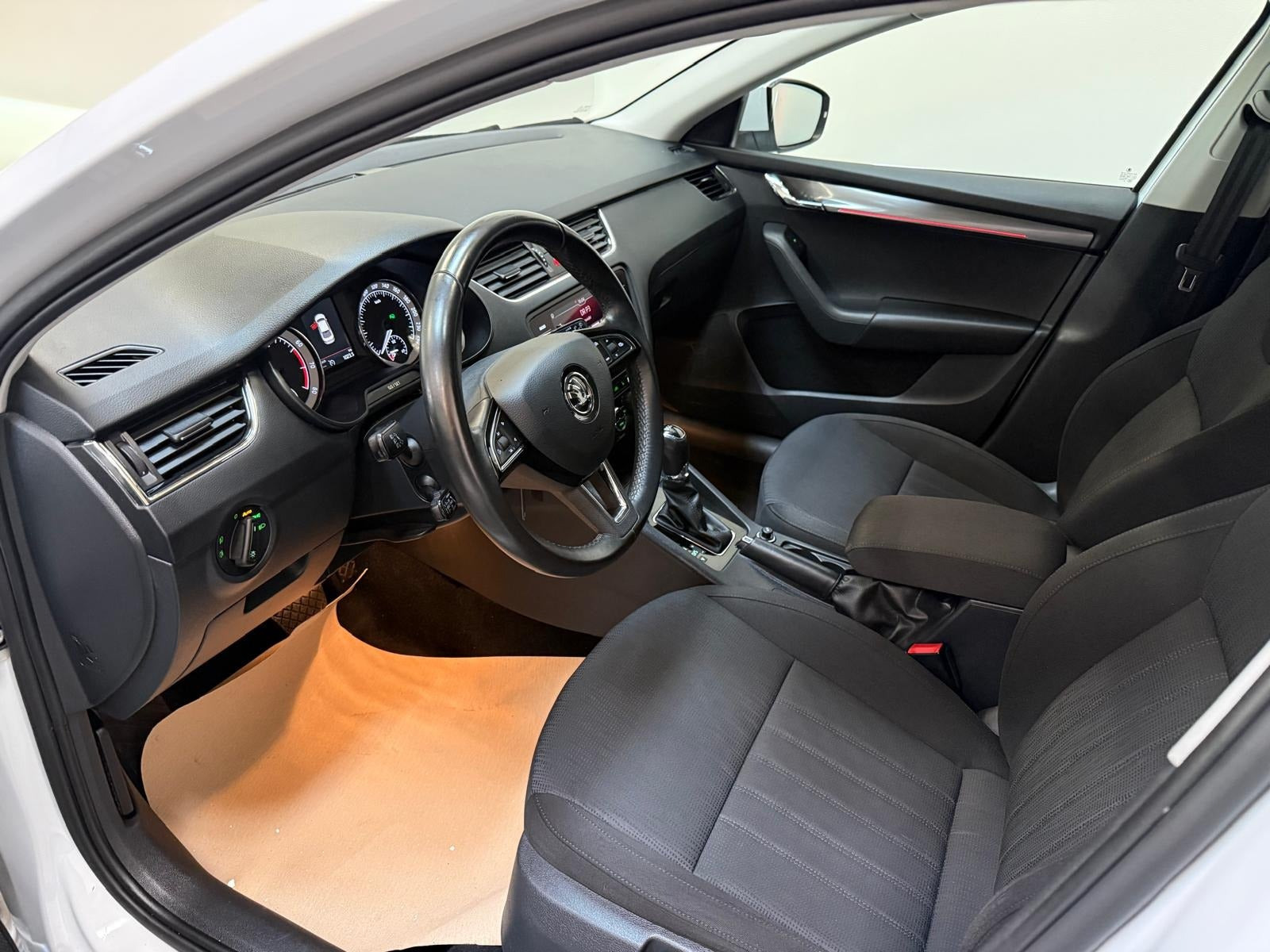 Hvid Skoda Octavia fra 2019