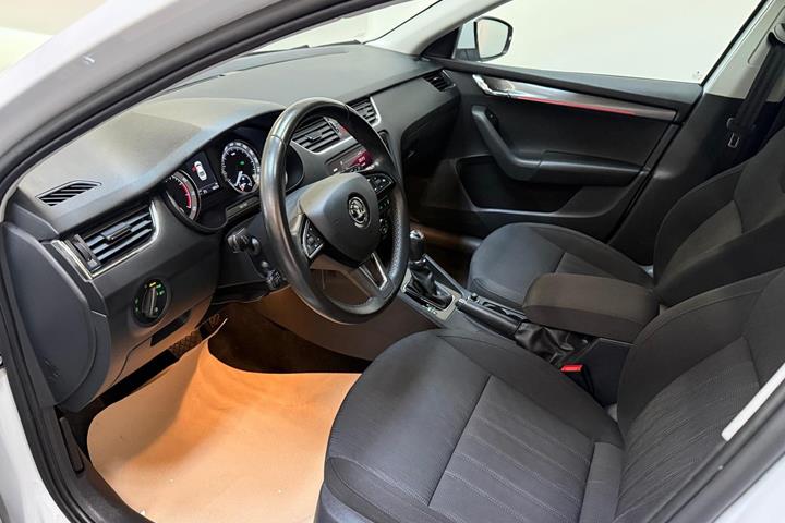 Hvid Skoda Octavia fra 2019