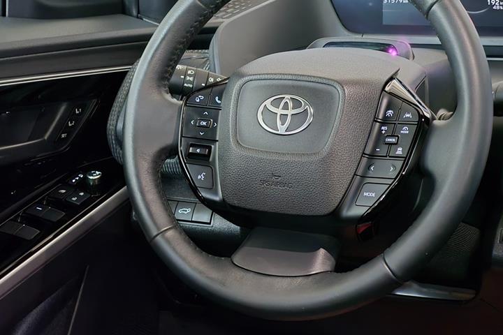Sort Toyota BZ4X fra 2025