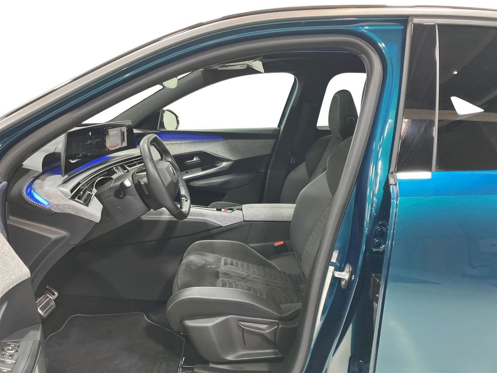 Blå Peugeot e-3008 fra 2024