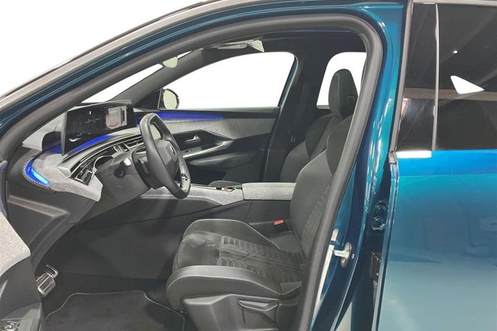 Blå Peugeot e-3008 fra 2024