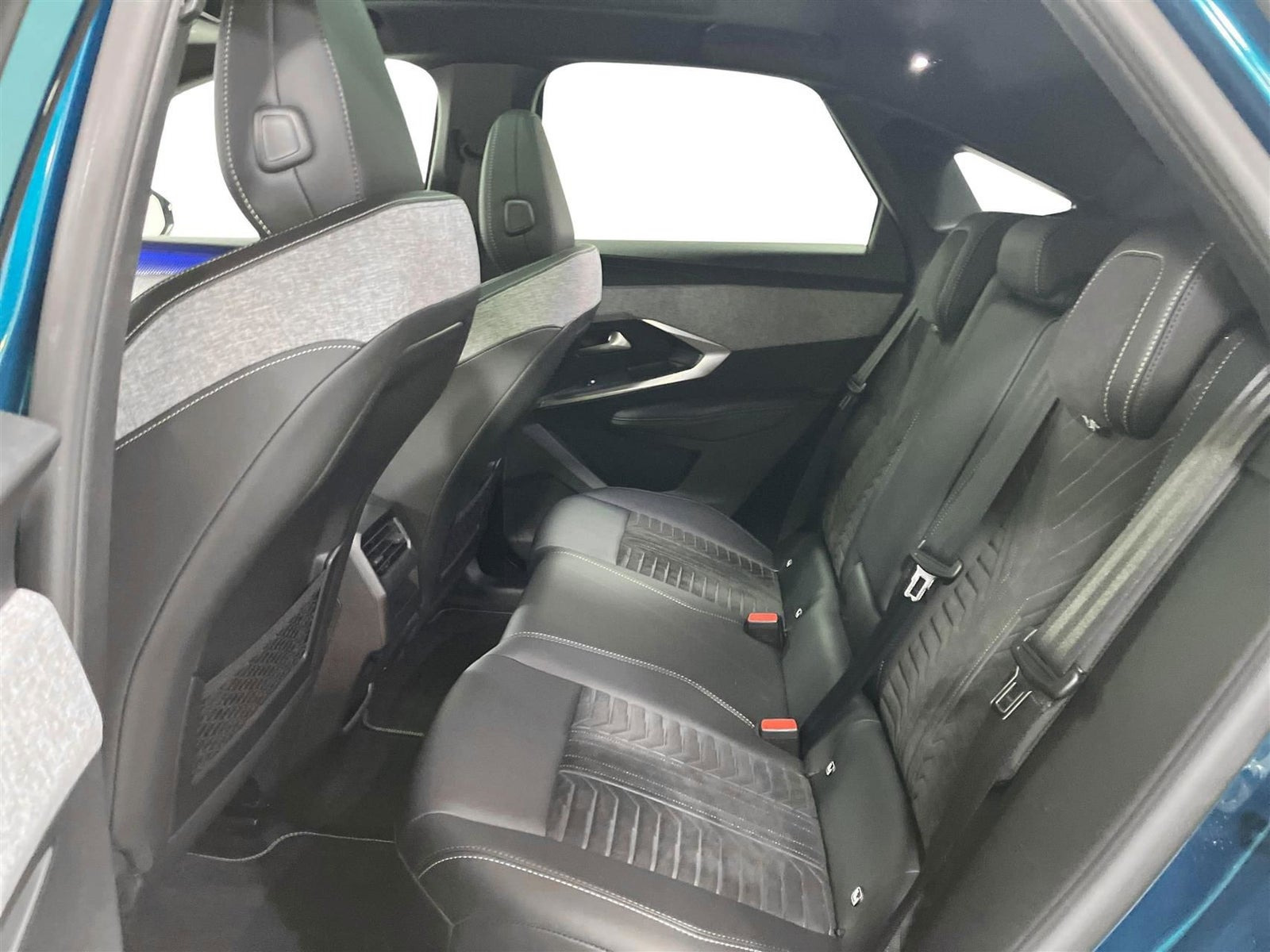 Blå Peugeot e-3008 fra 2024