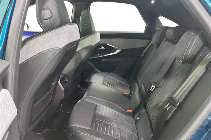 Blå Peugeot e-3008 fra 2024