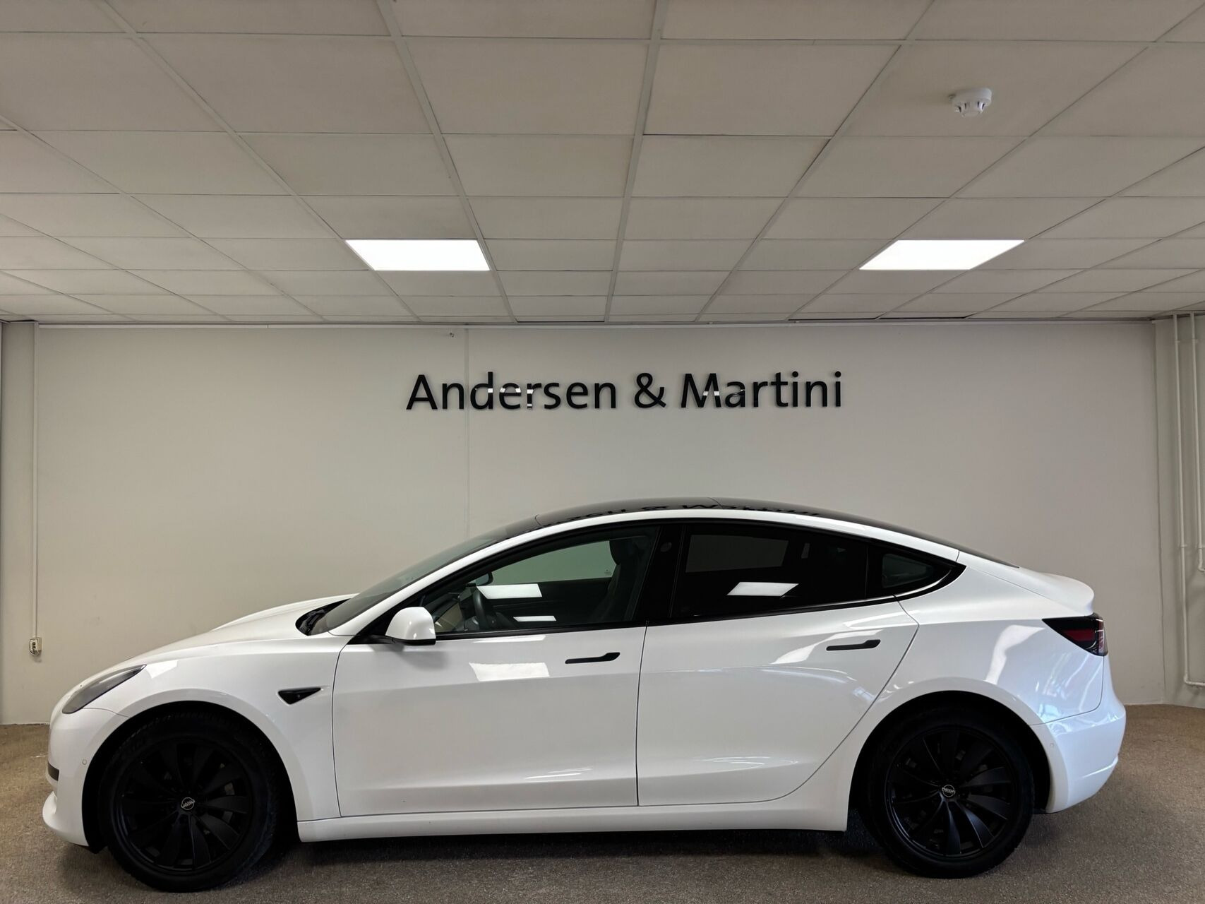 Hvid Tesla Model 3 fra 2021