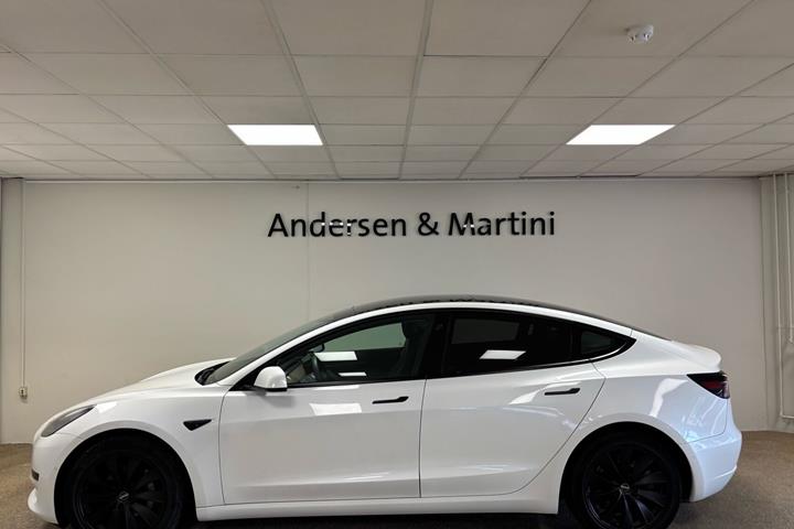 Hvid Tesla Model 3 fra 2021