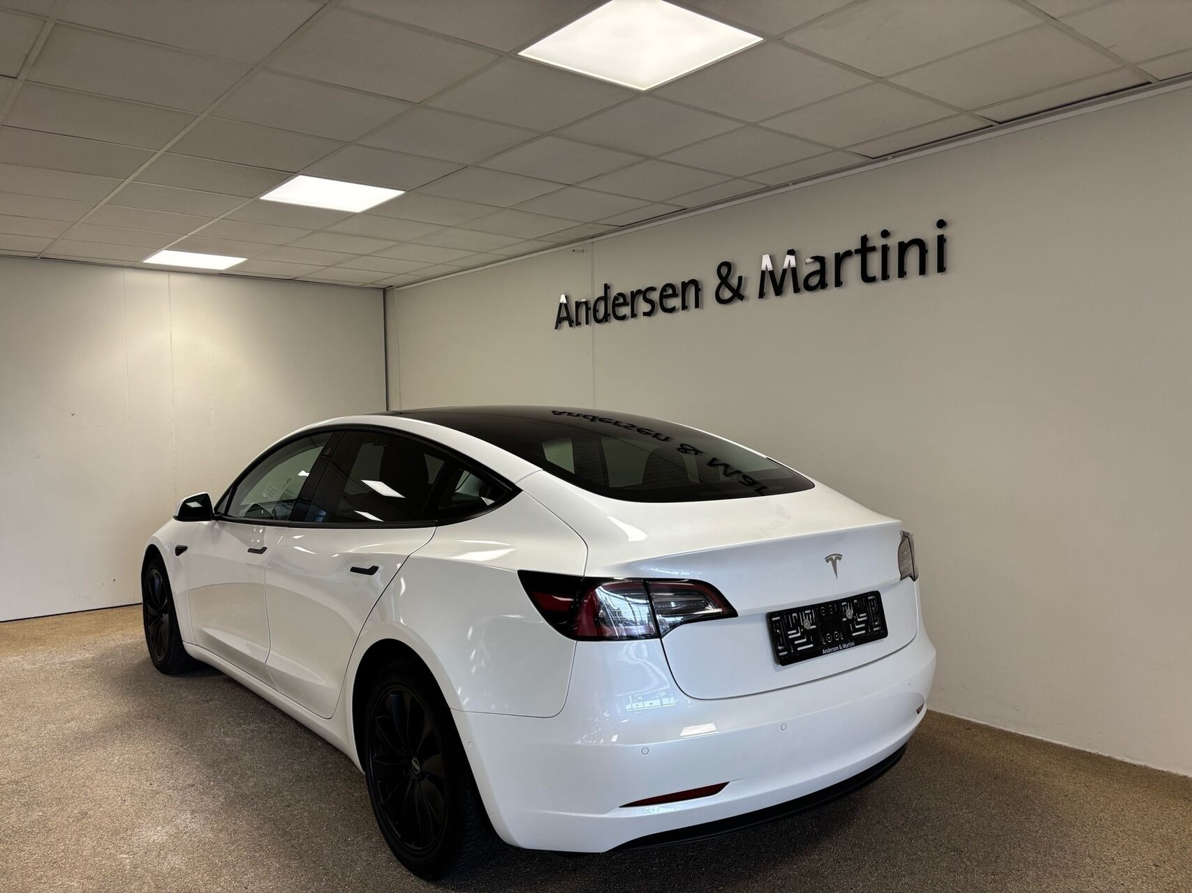 Hvid Tesla Model 3 fra 2021