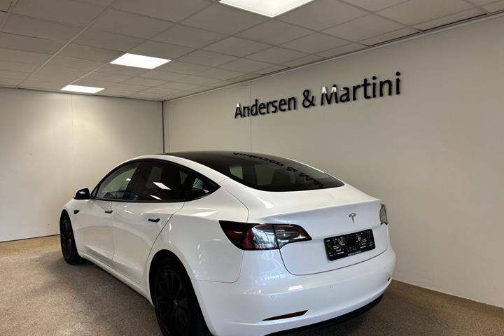 Hvid Tesla Model 3 fra 2021