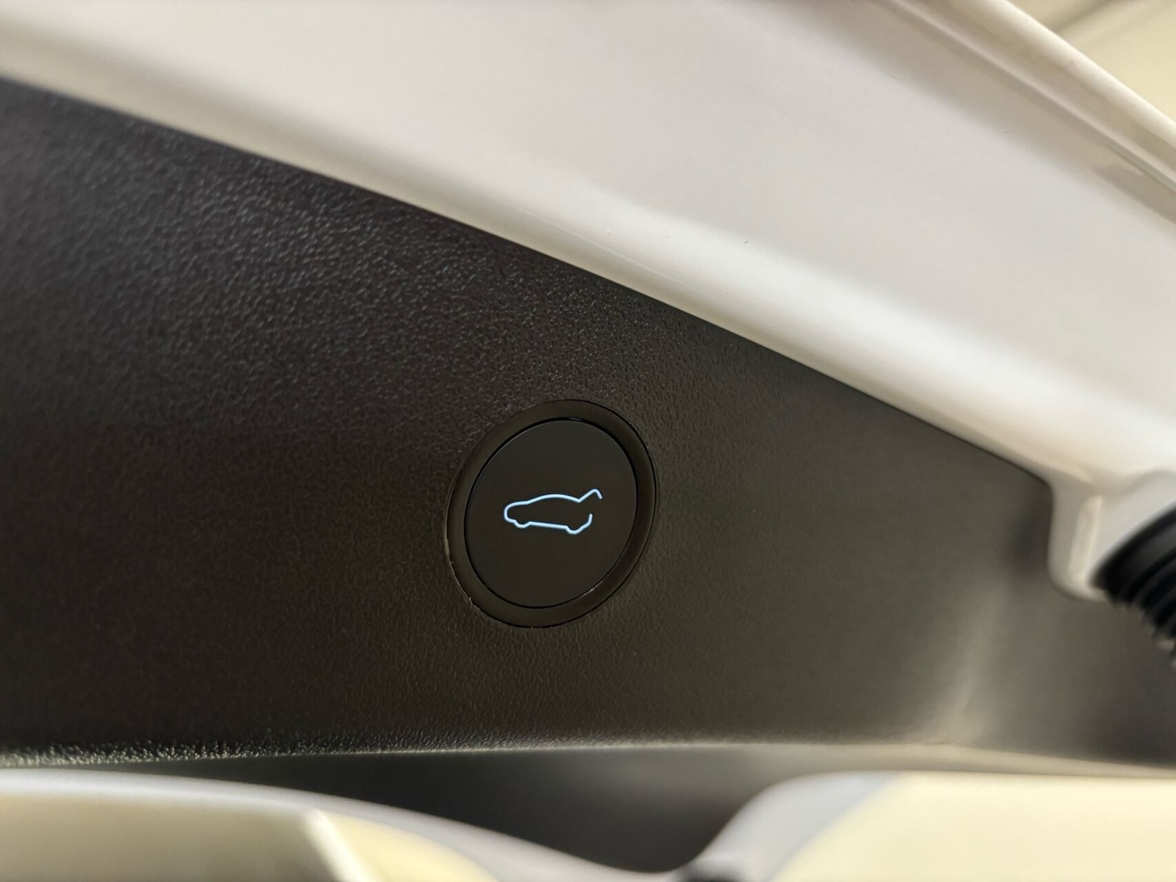 Hvid Tesla Model 3 fra 2021