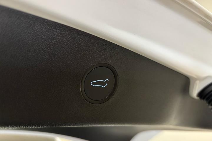 Hvid Tesla Model 3 fra 2021