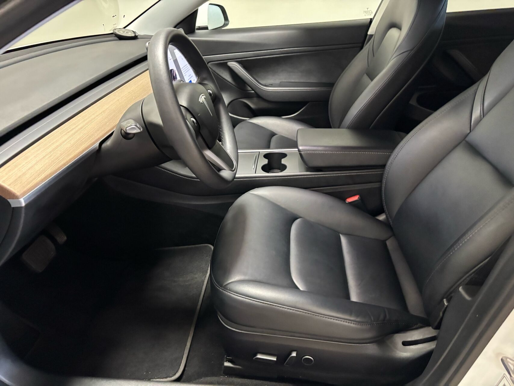 Hvid Tesla Model 3 fra 2021