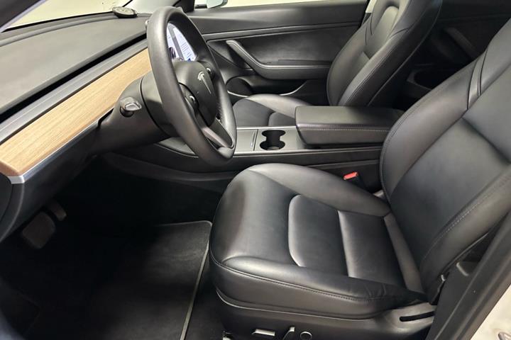Hvid Tesla Model 3 fra 2021