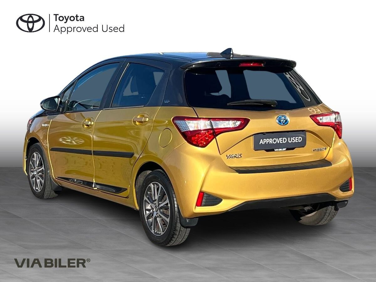 Gul Toyota Yaris fra 2019