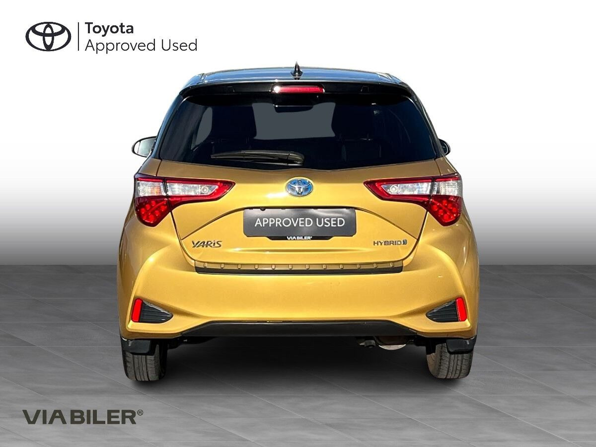 Gul Toyota Yaris fra 2019