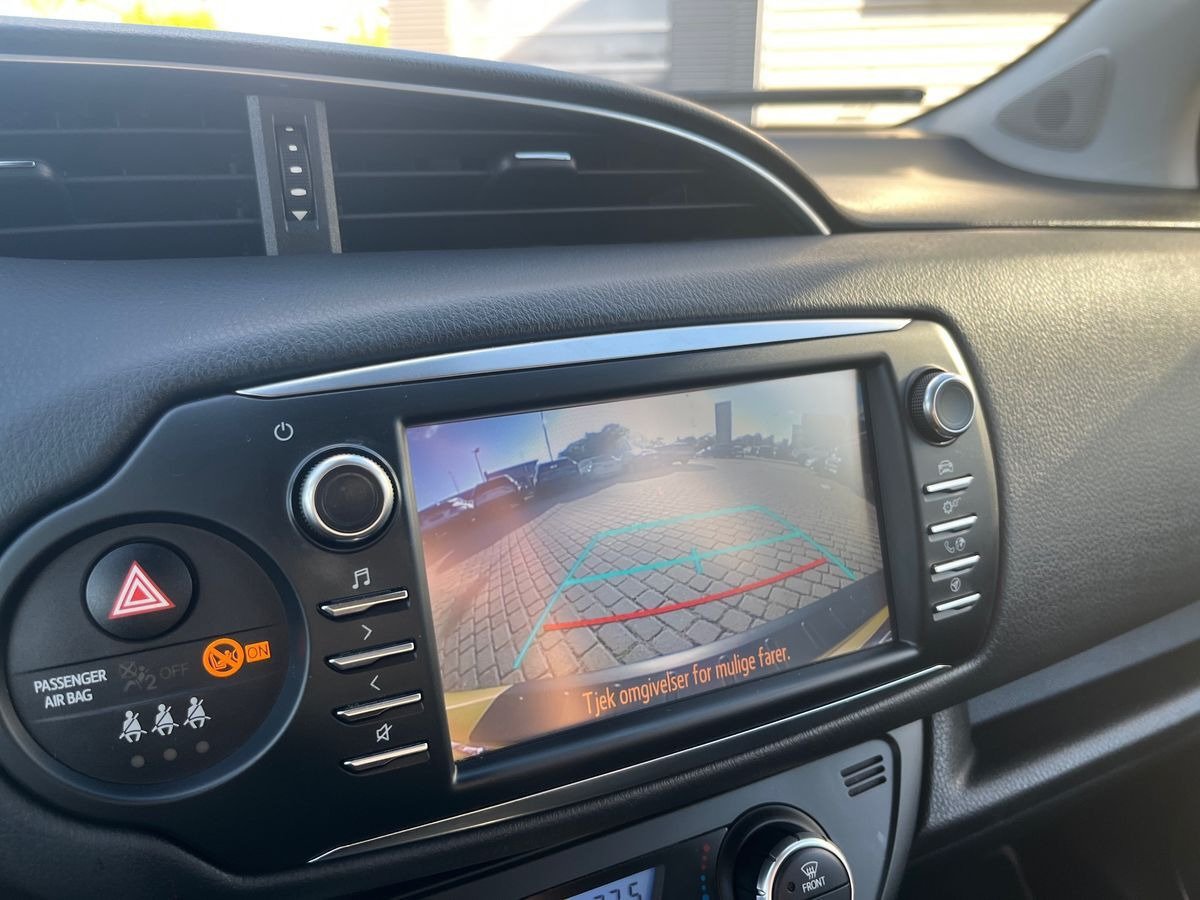 Gul Toyota Yaris fra 2019