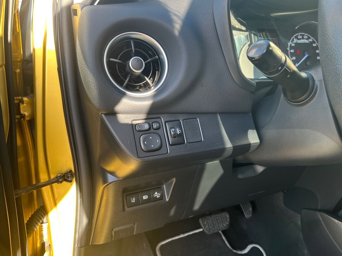 Gul Toyota Yaris fra 2019