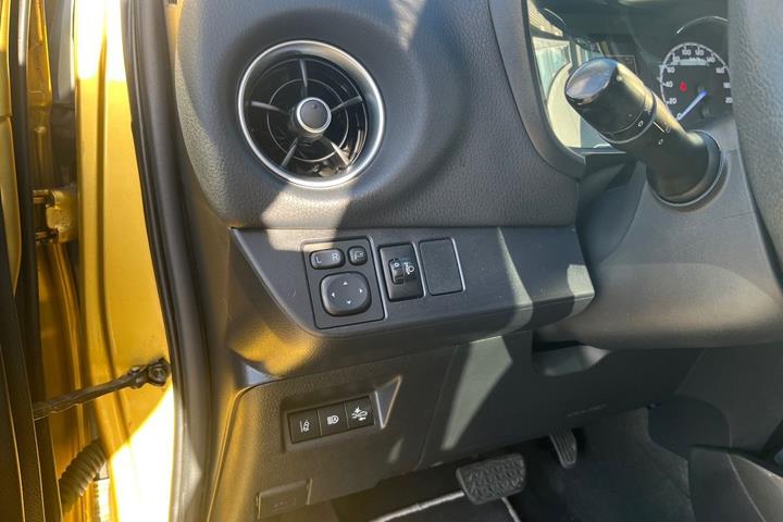 Gul Toyota Yaris fra 2019