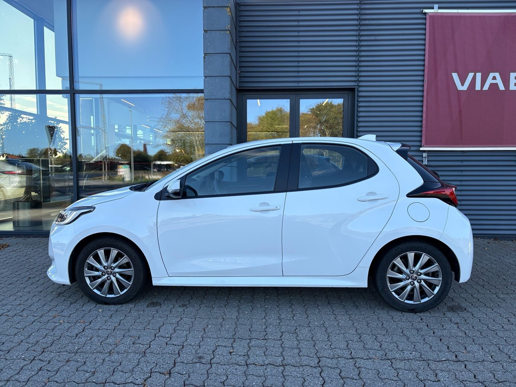 Hvid Toyota Yaris fra 2023