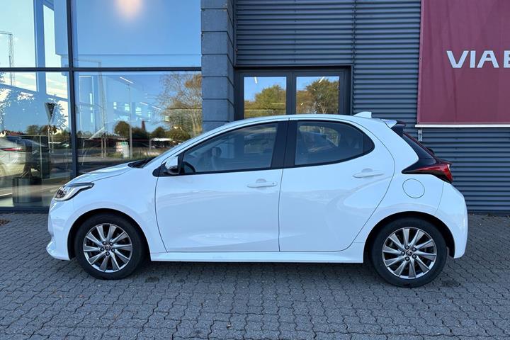 Hvid Toyota Yaris fra 2023